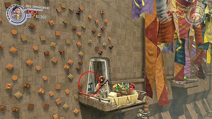 Minizestaw jest na małym balkoniku z doniczką - Rozdział 5 - Zamek Maz | Minizestawy i czerwone klocki LEGO - LEGO Gwiezdne wojny: Przebudzenie Mocy - poradnik do gry