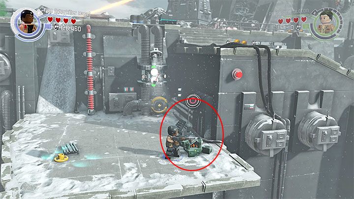 Drugi słup z flagą możesz zbudować nieco dalej w prawo, a konkretnie na dolnej półce, na której używa się pokrętła do zakręcenia dopływu trującego gazu - Rozdział 8 - Sabotaż Starkillera | Minizestawy i czerwone klocki LEGO - LEGO Gwiezdne wojny: Przebudzenie Mocy - poradnik do gry