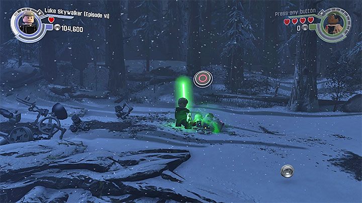 Drugiego bałwana możesz zbudować po tym jak awansujesz do jednej z kolejnych faz pojedynku z Kylo Renem i odblokowany zostanie dostęp do nowej części lasu - Rozdział 10 - Finał | Minizestawy i czerwone klocki LEGO - LEGO Gwiezdne wojny: Przebudzenie Mocy - poradnik do gry