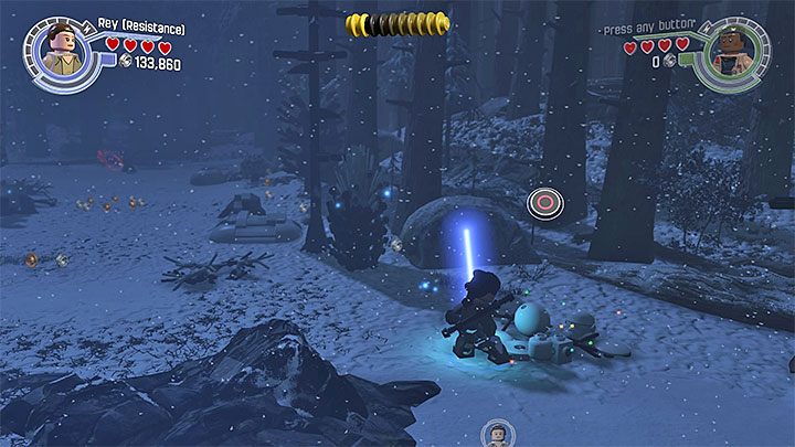 Ostatniego trzeciego bałwana możesz odnaleźć tuż przed rozpoczęciem ostatniej części pojedynku z Kylo Renem - Rozdział 10 - Finał | Minizestawy i czerwone klocki LEGO - LEGO Gwiezdne wojny: Przebudzenie Mocy - poradnik do gry