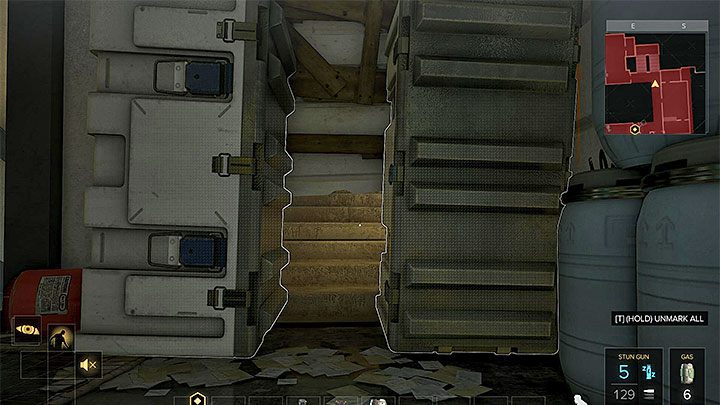 Możesz wybrać m.in. schody na poziom 4 ukryte za dużymi skrzyniami - Twarzą w twarz z matką bomb - zadanie główne | Praga (druga wizyta) - Zadania główne - Deus Ex: Rozłam Ludzkości - poradnik do gry