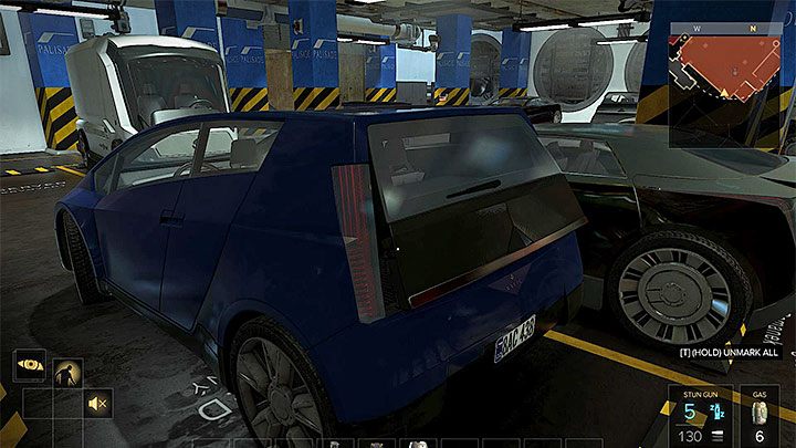 Po dotarciu do parkingu musisz zacząć unikać patrolujących go dwóch strażników i dodatkowo zamontowanej na jednym ze słupów kamery - Napad - zadanie główne | Praga (druga wizyta) - Zadania główne - Deus Ex: Rozłam Ludzkości - poradnik do gry