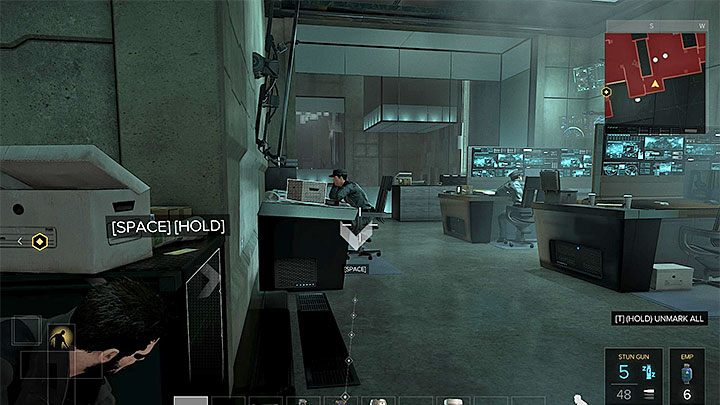 W drodze do schodów należy przejść przez centrum monitoringu - Napad - zadanie główne | Praga (druga wizyta) - Zadania główne - Deus Ex: Rozłam Ludzkości - poradnik do gry