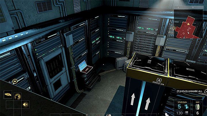 Możesz przejść nad przeciwnikami i w łatwy sposób znaleźć się w pomieszczeniu z komputerem ochrony - Napad - zadanie główne | Praga (druga wizyta) - Zadania główne - Deus Ex: Rozłam Ludzkości - poradnik do gry