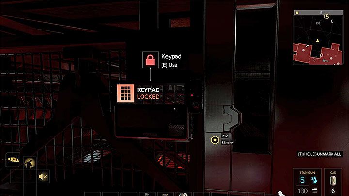 Możesz otworzyć bramkę i po przejściu tunelem wentylacyjnym ominąć wszystkie zabezpieczenia banku - Napad - zadanie główne | Praga (druga wizyta) - Zadania główne - Deus Ex: Rozłam Ludzkości - poradnik do gry