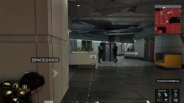 Wrogów w złotych maskach dobrze jest omijać i wykorzystywać to, że gdy są zajęci rozmową nie ruszają się z miejsca - Chroniąc przyszłość - zadanie główne | Centrum konferencyjne Apex Centre - Deus Ex: Rozłam Ludzkości - poradnik do gry