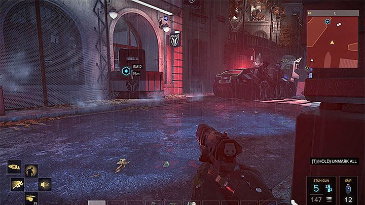 Najlepiej jest ostrożnie ominąć policjantów przebywających niedaleko wejścia do posterunku - K jak Każdy - zadanie poboczne | Praga (trzecia wizyta) | Deus Ex - Deus Ex: Rozłam Ludzkości - poradnik do gry