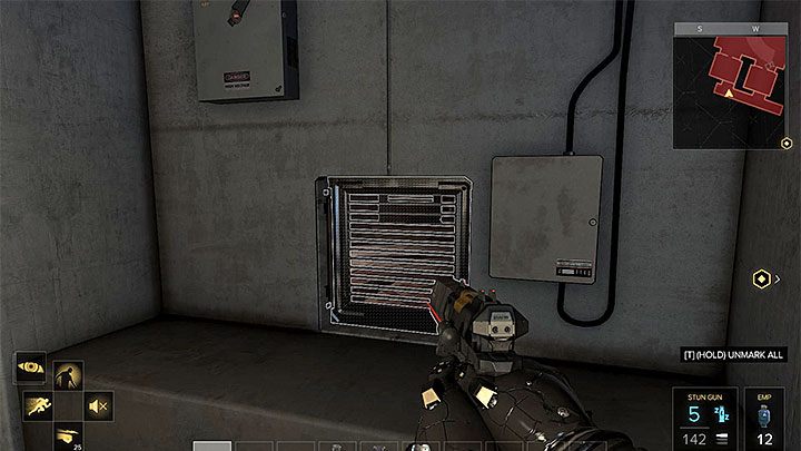 Otwórz kratkę żeby znaleźć się w małym biurze przy głównym lobby - Polowanie na ostatnie wskazówki - zadanie główne | Praga (trzecia wizyta) - Deus Ex: Rozłam Ludzkości - poradnik do gry