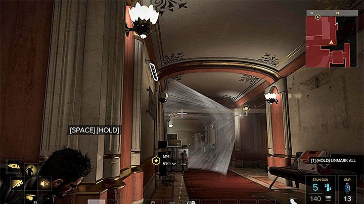 We wschodnim korytarzu musisz uważać głównie na kamerę - Polowanie na ostatnie wskazówki - zadanie główne | Praga (trzecia wizyta) - Deus Ex: Rozłam Ludzkości - poradnik do gry