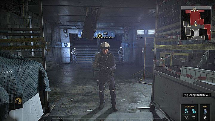 Policjanci nie wpuszczają nikogo na górny poziom dworca - Kwestia jurysdykcji - zadanie główne | Praga - Zadania główne - Deus Ex: Rozłam Ludzkości - poradnik do gry