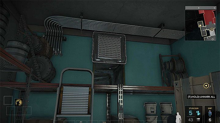 Na piętro możesz najszybciej możesz dotrzeć decydując się na przejście jednym z tuneli wentylacyjnych - Kwestia jurysdykcji - zadanie główne | Praga - Zadania główne - Deus Ex: Rozłam Ludzkości - poradnik do gry