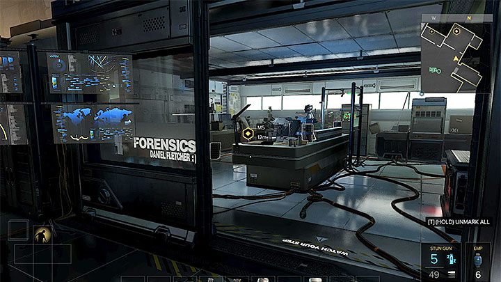 Buźka przebywa w laboratorium w siedzibie TF29 - Kwestia jurysdykcji - zadanie główne | Praga - Zadania główne - Deus Ex: Rozłam Ludzkości - poradnik do gry