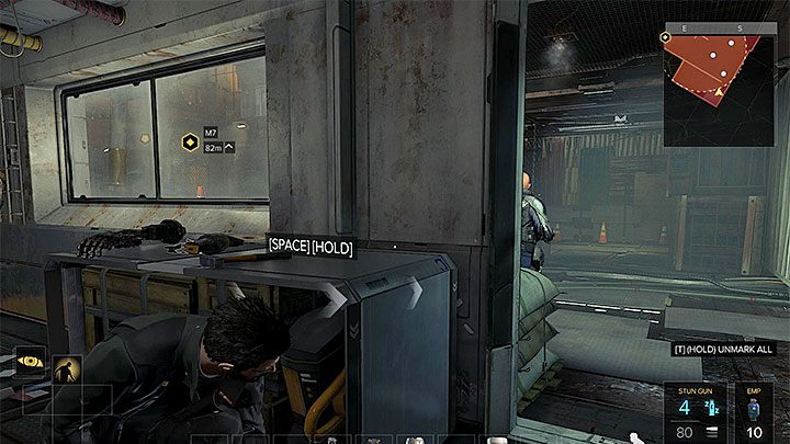 Nakłoń jednego z policjantów do powrotu do pomieszczenia przesłuchań - Cel - Rucker - zadanie główne | Kompleks Utulek | Deus Ex Rozłam Ludzkości - Deus Ex: Rozłam Ludzkości - poradnik do gry