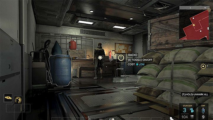 Możesz zakraść się do Sokola i porozmawiać z nim - Cel - Rucker - zadanie główne | Kompleks Utulek | Deus Ex Rozłam Ludzkości - Deus Ex: Rozłam Ludzkości - poradnik do gry