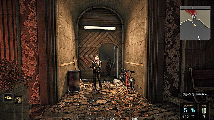 Możesz z pomocą kamuflażu ominąć gangsterów pilnujących wąskiego przejścia - Wszystko zostanie w rodzinie - zadanie poboczne | Praga (druga wizyta) - Zadania poboczne - Deus Ex: Rozłam Ludzkości - poradnik do gry