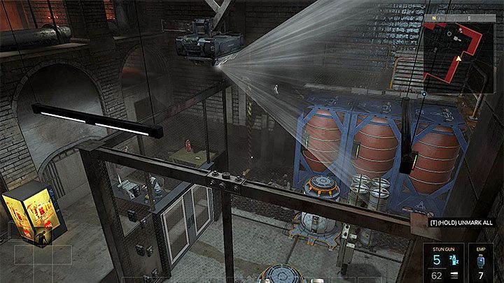 Możesz wykonać skok do obszaru ze zbiornikami z górnej półki - Neonowe noce - zadanie poboczne | Praga - Zadania poboczne | Deus Ex - Deus Ex: Rozłam Ludzkości - poradnik do gry