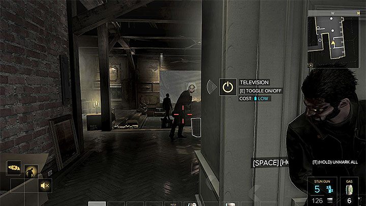 Warto ukryć się w mieszkaniu i zaczekać na dobry moment do ucieczki lub zaatakowania wrogów - 01011000 - zadanie poboczne | Praga (druga wizyta) - Zadania poboczne - Deus Ex: Rozłam Ludzkości - poradnik do gry