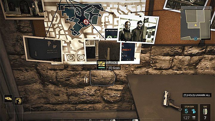 W celu zbadania kryjówki musisz przedostać się na balkon mieszkania na piętrze - Tajemnicze ulepszenia - zadanie poboczne | Praga - Zadania poboczne - Deus Ex: Rozłam Ludzkości - poradnik do gry