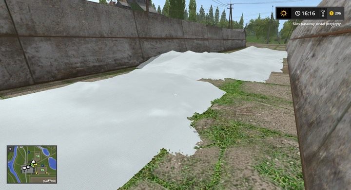 Przykryta trawa w pryzmie fermentuje, by stać się kiszonką - wcześniej ubij ją - Trawa, siano i kiszonka w Farming Simulator 17 | Informacje o uprawach - Farming Simulator 17 - poradnik do gry