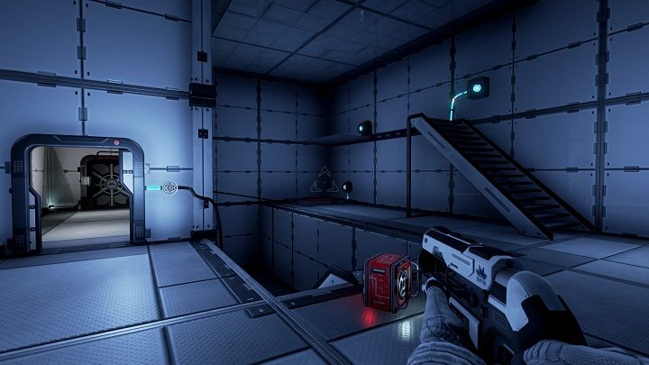 W pierwszej kolejności pobieramy wiązkę energii która wybiega od schodów, dzięki temu platforma przysunie się bliżej - Chapter 3 - Opis Przejścia - The Turing Test - poradnik do gry