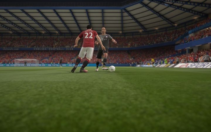 Wślizg to rzecz jasna ryzykowna, choć jednocześnie skuteczna opcja powstrzymania akcji przeciwnika - konieczne staje się jednak odpowiednie oszacowanie szans na przerwanie akcji tym sposobem - Podstawowe zagrania | Obrona w FIFA 17 - FIFA 17 - poradnik do gry