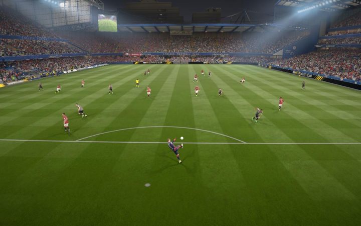 W FIF-ie 17 to bramkarz bardzo często pełni rolę ostatniego obrońcy - z tego też powodu przyjdzie Ci regularnie zagrywać piłkę do własnego golkipera, starając się zmienić stronę rozgrywania futbolówki - Gra bramkarzem | Obrona w FIFA 17 - FIFA 17 - poradnik do gry