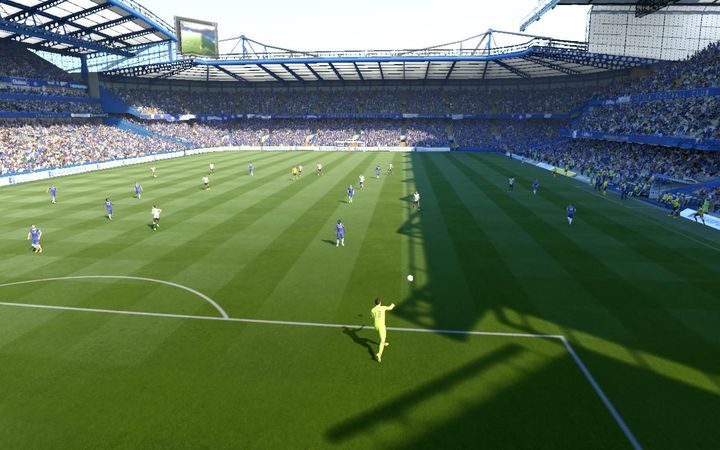 Daleki wykop to najmniej precyzyjny, aczkolwiek szybko oddalający piłkę od naszej bramki sposób na wznowienie gry - Wznawianie gry bramkarzem | Obrona w FIFA 17 - FIFA 17 - poradnik do gry