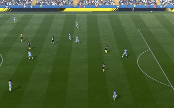 Jeżeli przeciwnik nie jest w strefie, z której może uderzać na bramkę, nie atakuj bezpośrednio zawodnika z piłką, a postaraj się przeczytać jego intencje i przechwycić podanie - Zaawansowane zagrania obronne | Obrona w FIFA 17 - FIFA 17 - poradnik do gry