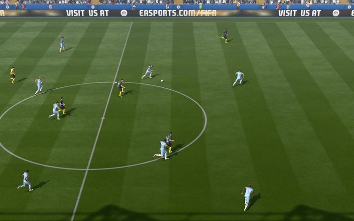 Zdecydowana większość akcji kontrujących rozgrywa się skrzydłami boiska - to właśnie tam najczęściej znajdziemy dynamicznych, kreatywnych graczy, którzy jednym sprintem potrafią rozerwać szyki obronne przeciwnika i zagrać precyzyjne dośrodkowanie w pole karne - Wyprowadzanie ataku pozycyjnego oraz kontry | Atak w FIFA 17 - FIFA 17 - poradnik do gry