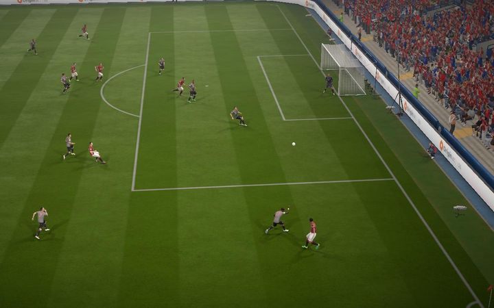 Często zdarza się, iż obrońcy drużyny przeciwnej zapędzają Cię do rogu boiska i uniemożliwiają wykonanie jakiegokolwiek skutecznego zagrania - Finalizowanie akcji | Atak w FIFA 17 - FIFA 17 - poradnik do gry