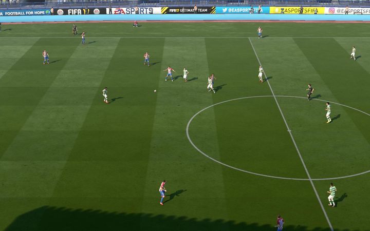 Podanie piętką to doskonały sposób na to, by zaskoczyć przeciwnika bardzo szybkim zagraniem i szybko kontynuować akcję - Podania w FIFA 17 | Podstawowe zagrania - FIFA 17 - poradnik do gry