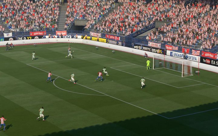 Niskie dośrodkowanie to szansa na to, by dynamicznie wyprzedzić obrońców i postarać się o efektowne zagranie szczupakiem czy wysunięcie się z linii obrony i proste wykończenie akcji - Dośrodkowania w FIFA 17 | Podstawowe zagrania - FIFA 17 - poradnik do gry