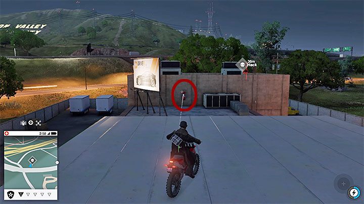 Po udanym lądowaniu skręć w prawo i przeskocz motocyklem na dach głównego budynku - Watch Dogs 2: Punkty badań 1-61, mapa, sekrety - Watch Dogs 2 - poradnik do gry