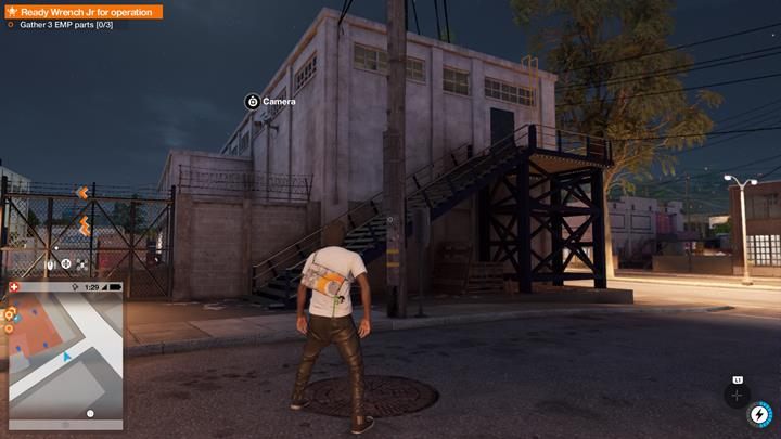 Wyjdź schodami do góry i rozpocznij ciche unieszkodliwianie przeciwników - Watch Dogs 2: Robot Wars, solucja, operacje główne - Watch Dogs 2 - poradnik do gry