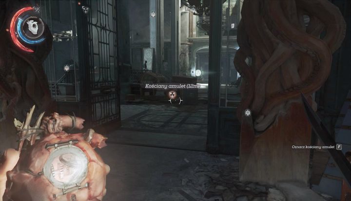 Amulet zbierz po eliminacji wszystkich przeciwników. Zacznij od tego przy barierce. - Przedostań się przez lobby | Misja 3 - Droga pani doktor | Dishonored 2 - Dishonored 2 - poradnik do gry