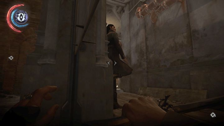 Jedna z trzech kobiet podpierających ściany. - Zdobądź ciało Paola | Misja 6 - Dzielnica pyłu | Dishonored 2 - Dishonored 2 - poradnik do gry