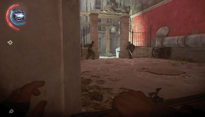 Zaatakuj złodzieja po lewej stronie jak tylko skończą ze sobą rozmawiać. - Skorzystaj z kolejki w dolnej Avencie | Misja 4 - Mechaniczna rezydencja - Dishonored 2 - poradnik do gry