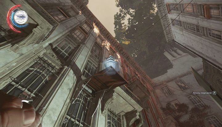 Użyj mignięcia lub dalekiego chwytu, by dostać się na balkon. - Skorzystaj z kolejki w dolnej Avencie | Misja 4 - Mechaniczna rezydencja - Dishonored 2 - poradnik do gry