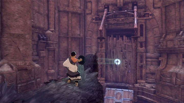 Po przedostaniu się na najwyższy dostępny poziom wieży wyceluj lustrem w pokazaną na obrazku drewnianą barykadę - Dotarcie do sali z klatką i zniszczenie anteny | The Last Guardian - The Last Guardian - poradnik do gry