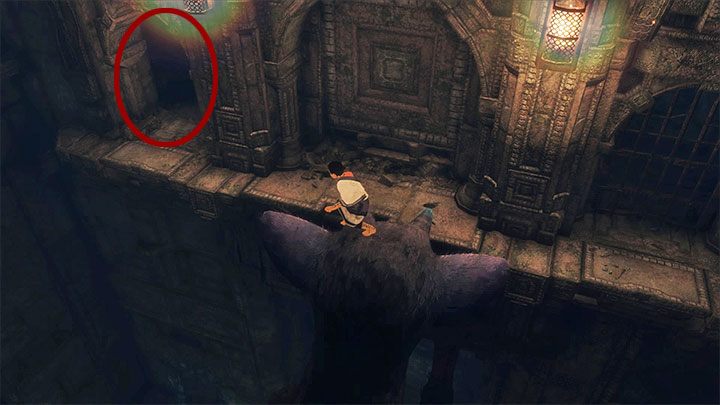 Małe przejście jest przy suficie w lewnym narożniku drugiej sali - Przejście przez dwie sale z obracającymi się strażnikami | The Last Guardian - The Last Guardian - poradnik do gry