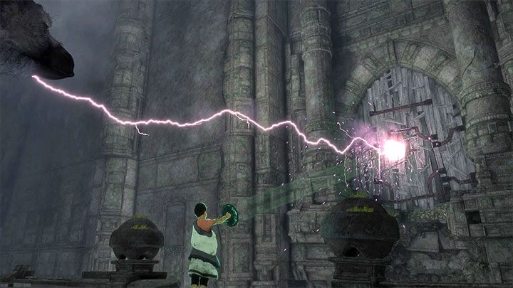 Wyceluj lustrem w deski - Przeprawa przez pierwsze ruiny z wykorzystaniem lustra | The Last Guardian - The Last Guardian - poradnik do gry