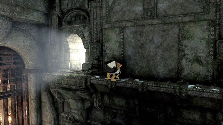 Dotrzyj do jednego z małych otworów - Przeprawa przez pierwsze ruiny z wykorzystaniem lustra | The Last Guardian - The Last Guardian - poradnik do gry