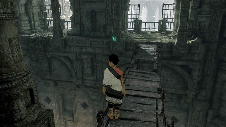 Po znalezieniu się na górze rozejrzyj się za pierwszą nową beczką - Rozwiązanie zagadki z błękitnymi oparami i dalsza eksploracja ruin - The Last Guardian - poradnik do gry