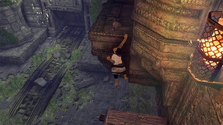 Użycie dźwigni doprowadzi do rozpalenia ognia przy jednym z górnych kamiennych elementów i Trico zareaguje na to doskakując w to miejsce - Rozwiązanie zagadki z dzbanem z niebieską cieczą | The Last Guardian - The Last Guardian - poradnik do gry