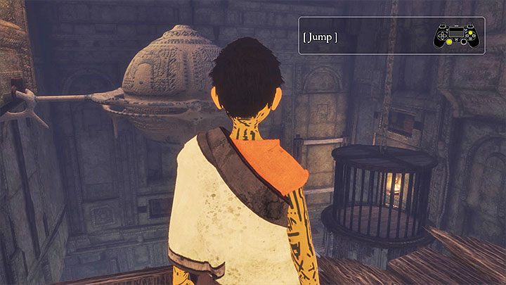 Musisz docelowo dotrzeć w pokazane na powyższym obrazku miejsce, a więc znaleźć się na małym drewnianym balkoniku w pobliżu kilku obiektów zawieszonych przy suficie drugiej sali - Rozwiązanie zagadki z dzbanem z niebieską cieczą | The Last Guardian - The Last Guardian - poradnik do gry