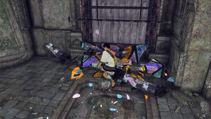 Rozbij oba witraże z pomocą rzucanego przedmiotu - Rozwiązanie zagadki z dzbanem z niebieską cieczą | The Last Guardian - The Last Guardian - poradnik do gry