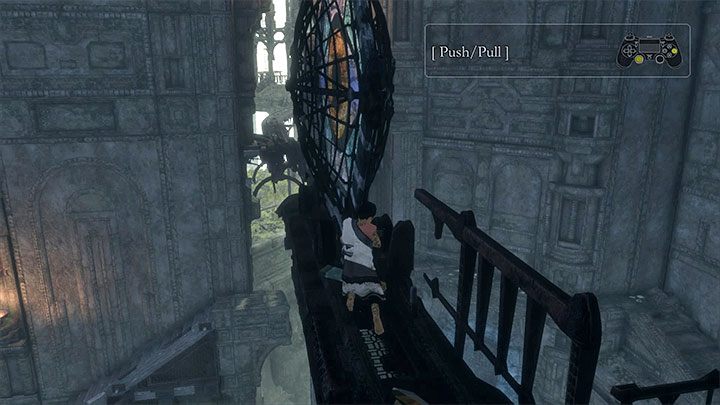 Zepchnij witraż, a rozbije się i Trico będzie mógł zająć się ożywionymi zbrojami - Rozwiązanie zagadki z łańcuchem w sali z ożywionymi zbrojami | The Last Guardian - The Last Guardian - poradnik do gry