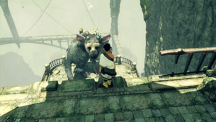 Trico musi zauważyć chłopczyka, dzięki czemu postanowi przeskoczyć na górny balkonik - Rozwiązanie zagadki z wozem | The Last Guardian - The Last Guardian - poradnik do gry