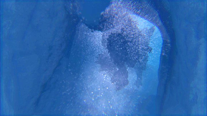 Trico przepłynie wraz z chłopczykiem większym podwodnym tunelem - Zbadanie jaskini za wodospadem - The Last Guardian - poradnik do gry