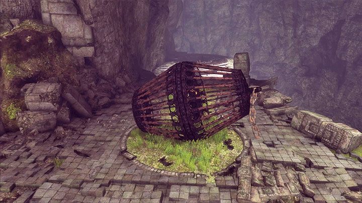 Twoje nowe zadanie to przetoczenie klatki z uwięzionym chłopczykiem do miejsca, w którym wcześniej korzystałeś po raz pierwszy z windy (lokację tę odwiedziłeś tuż po tym jak chłopczyk i Trico rozdzielili się) - Przetoczenie klatki i wyjście z ruin wraz z Trico | The Last Guardian - The Last Guardian - poradnik do gry